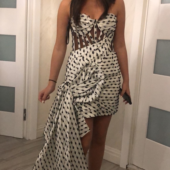 Gorgeous dress wore it once stunning dress size medium I tailer to size small - Picture 4 of 4